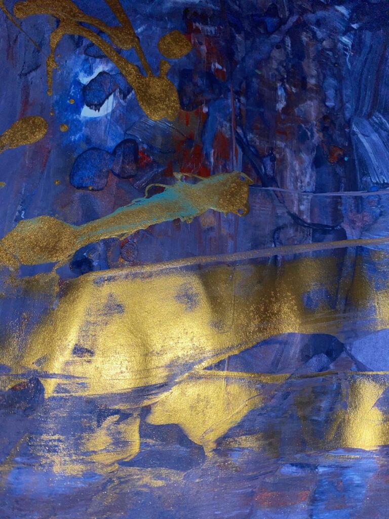 Auf dem Acrylbild schimmert goldene Farbe sanft über dunklem Blau und verwandelt die Oberfläche in fließendes Licht. Der Glanz schmiegt sich an die Tiefe der Nacht, als würde ein goldener Atem über dem Dunkel schweben und dem Werk eine geheimnisvolle, funkelnde Seele verleihen.